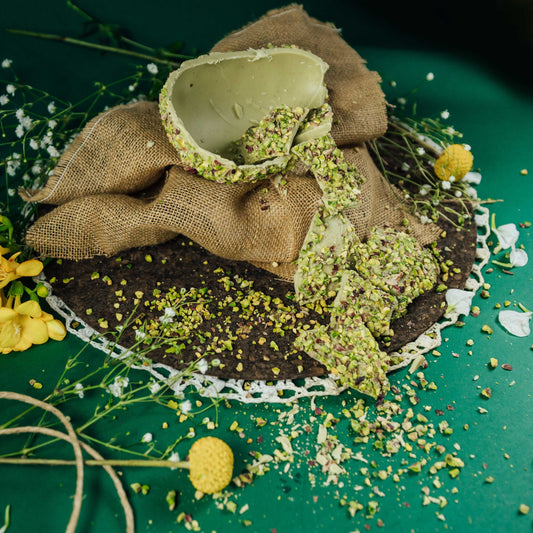 Uovo di Cioccolato Bianco al Pistacchio ricoperto da Granella di Pistacchio 300Gr.