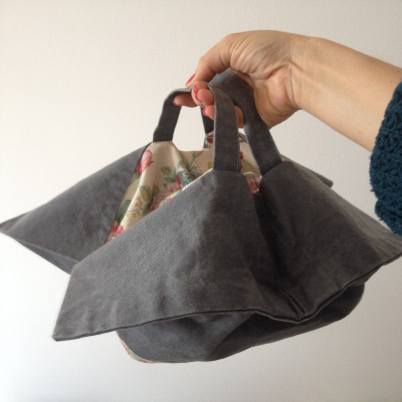 Borsa moderna ispirata alla forma della truscia siciliana