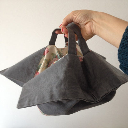 Borsa moderna ispirata alla forma della truscia siciliana